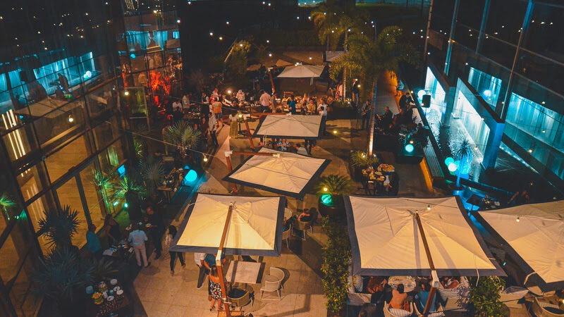 Festa Flashback no Hilton Barra: Sucessos do Passado e Desconto em Hospedagem