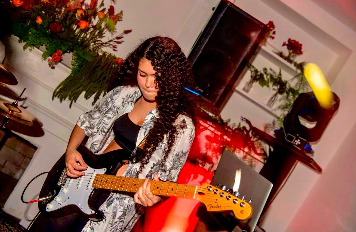 Guitarrista de 18 anos, Gabi Anias lança o projeto “Iconic Solos”