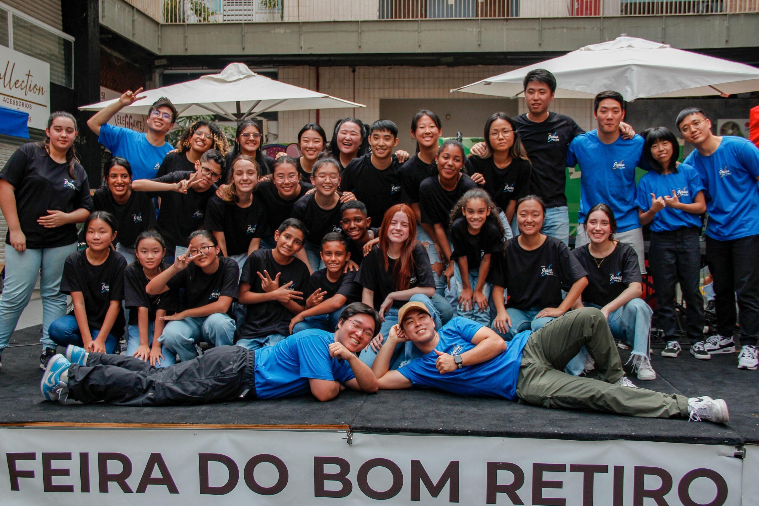 Feira do Bom Retiro recebe grupo de canto e dança