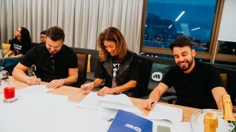 Clayton & Romário assinam com a Warner Music