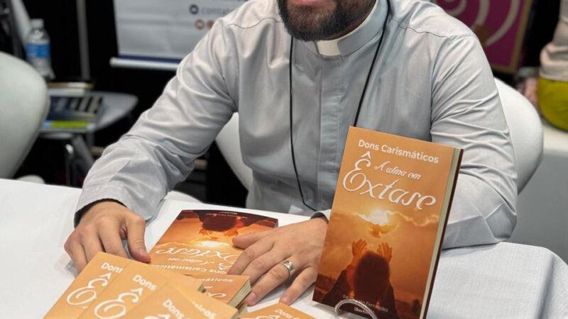 Padre Renato Fernandez lança seu primeiro livro em Santo André