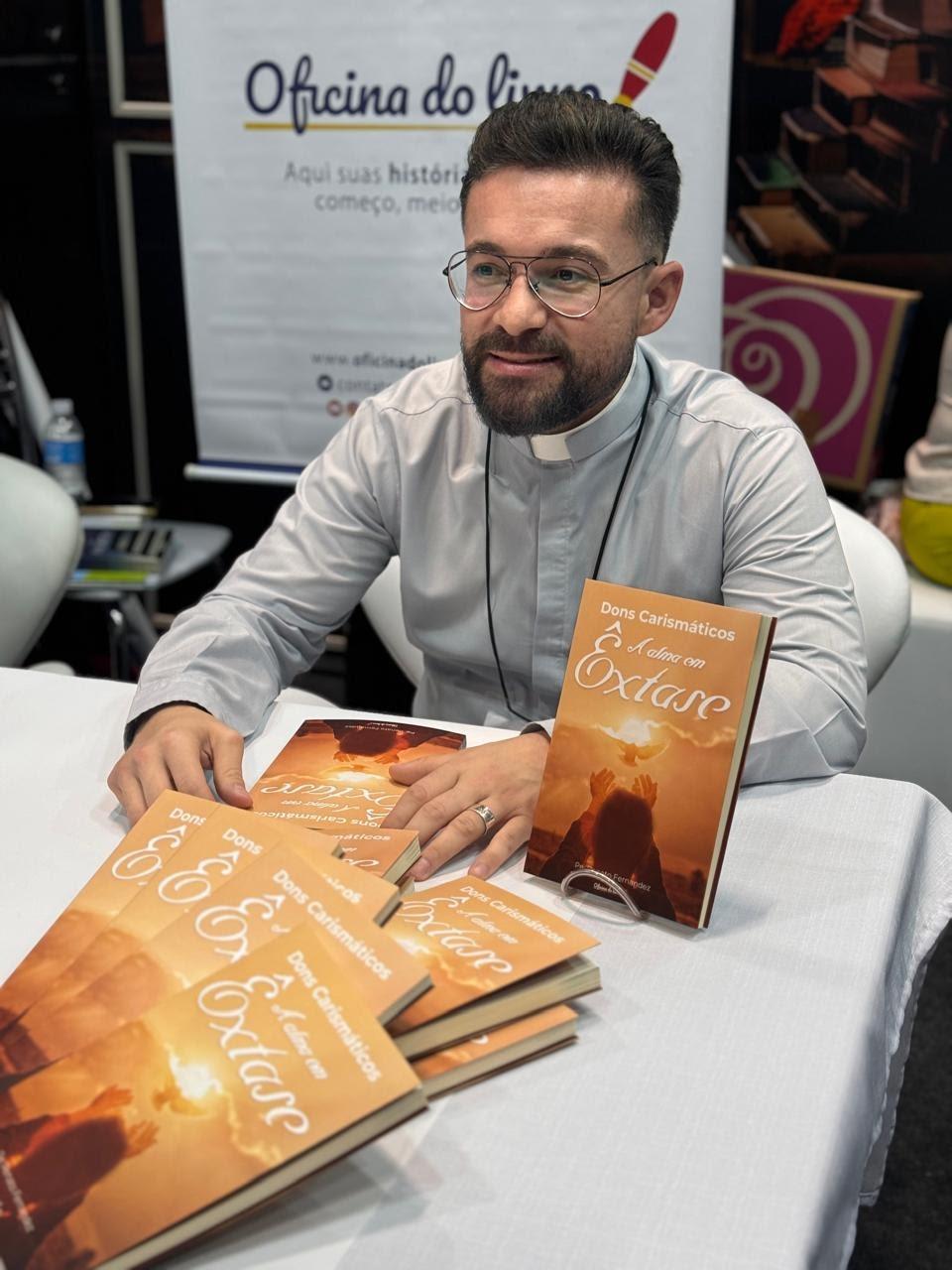 Padre Renato Fernandez lança seu primeiro livro em Santo André