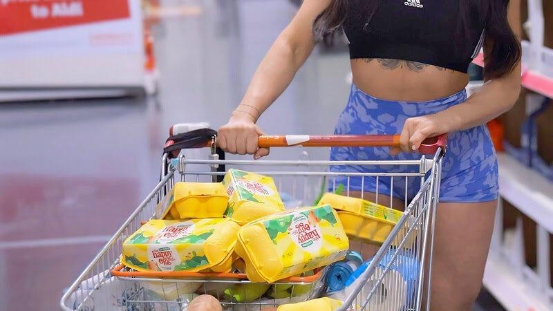 Influencer exibe compras com 250 ovos e 15kg de batata-doce