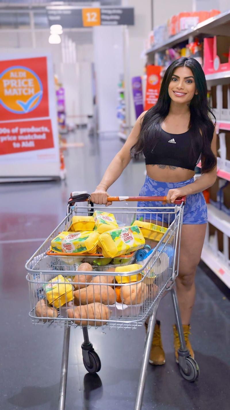 Influencer exibe compras com 250 ovos e 15kg de batata-doce