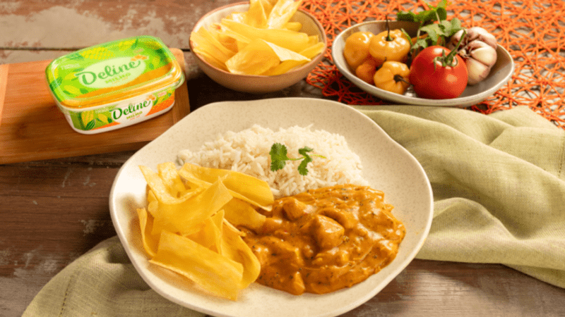 Receita de vatapá de frango com arroz e chips de mandioca