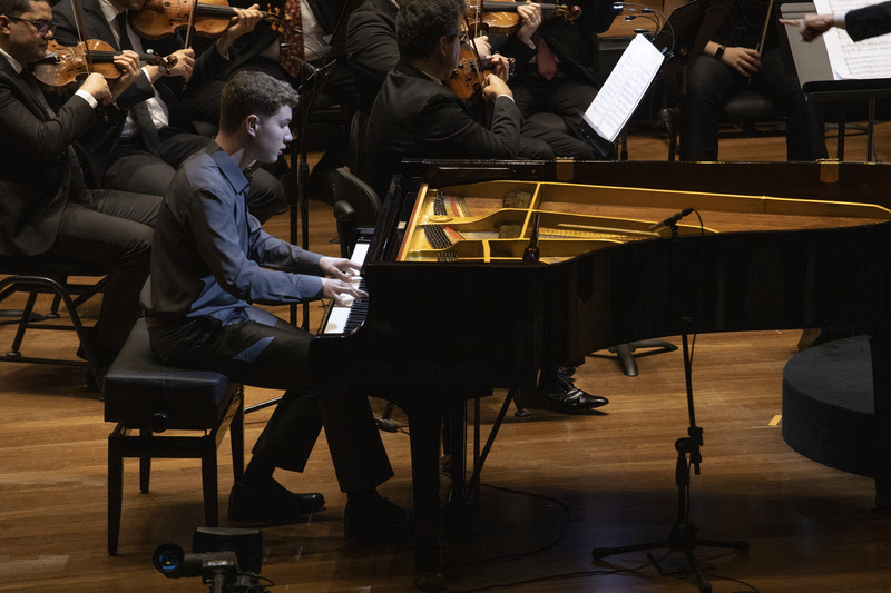 Estevão Gomes, 16, é o novo astro do piano brasileiro