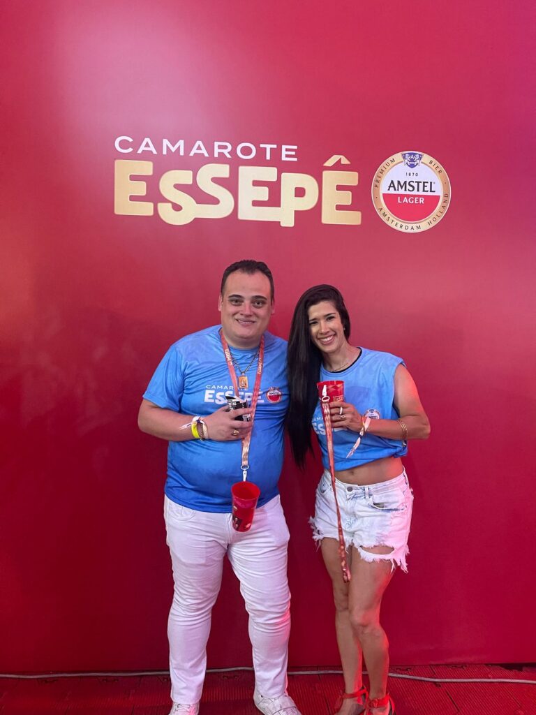 Rodrigo-e-Paloma-no-Camarote-Amstel-Essepe--768x1024 Rapidinhas Culturais (4 de março de 2025)