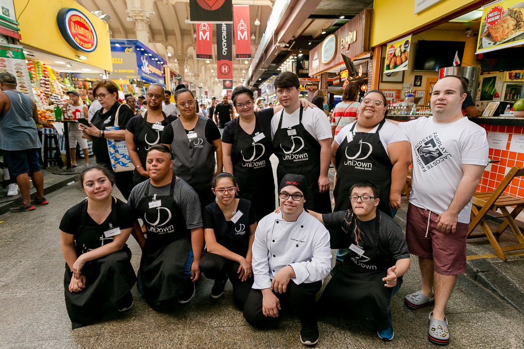 Mercadão celebra inclusão com brigadeiros do UniDown