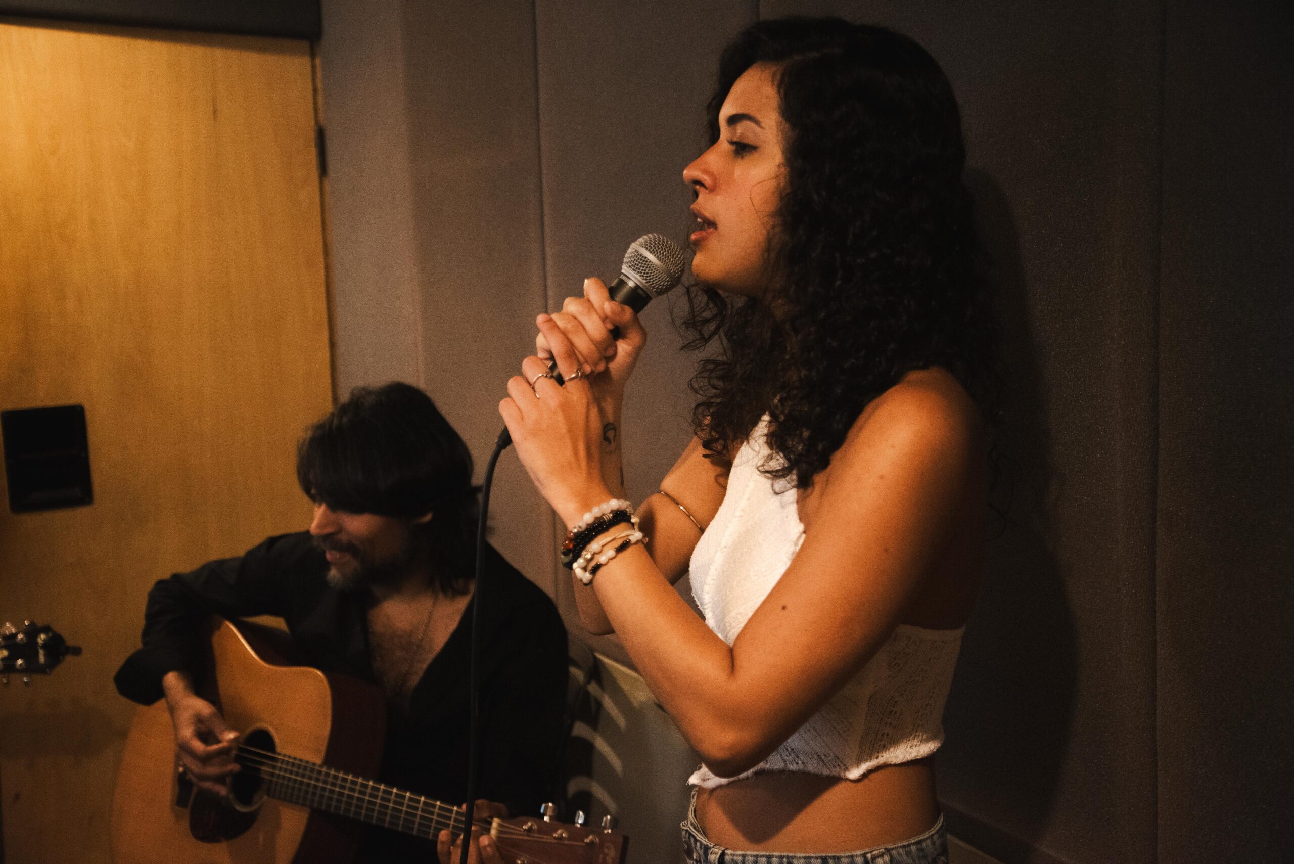 Clariá lança “21” e anuncia estreia no pop e MPB