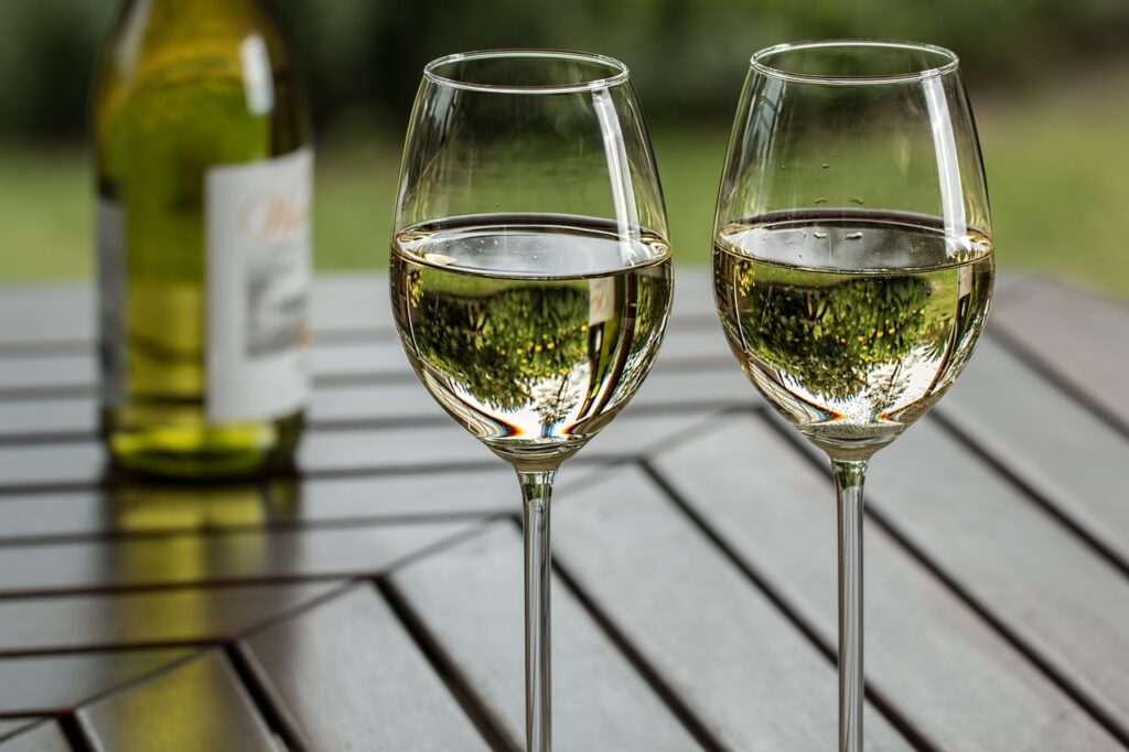 wine-wineglass-leisure-drink-alcohol-glass-beverage-bottle-white-wine-chardonnay-alcoholic-relaxation-celebration-celebrate-liquor-stockpack-pixabay-1024x682 Rapidinhas Culturais (28 de abril de 2025)