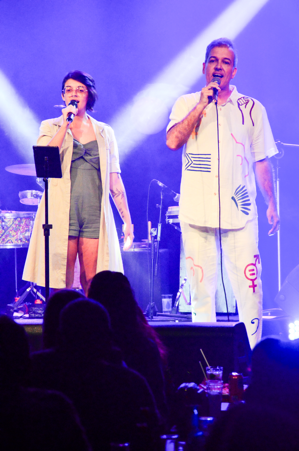Show “Versos e Versões” une música e humor no Rio