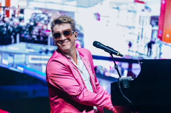 Tributo a Elton John celebra Dia das Mães no Teatro J. Safra