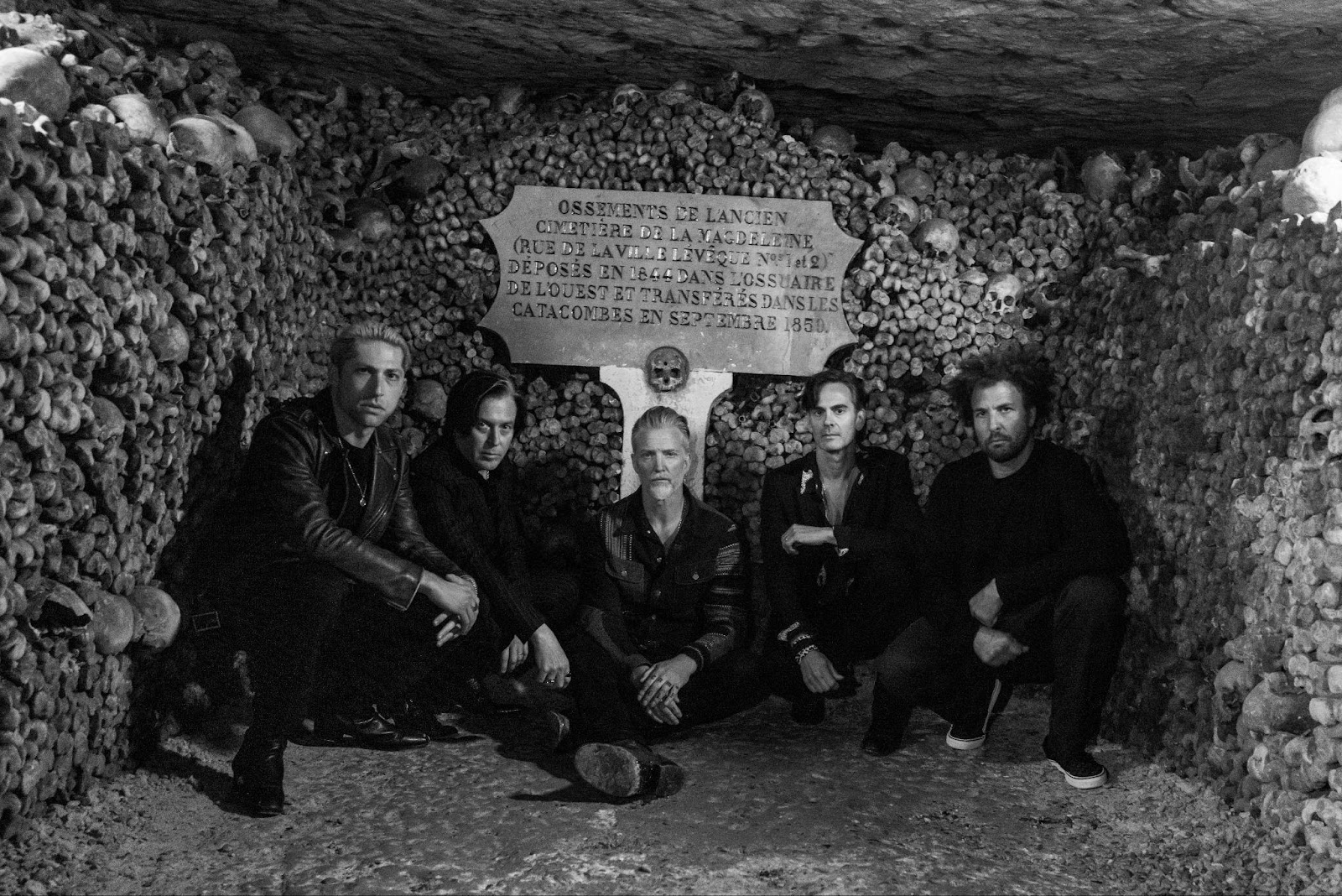 Queens of the Stone Age lança filme nas Catacumbas de Paris
