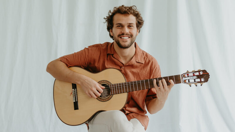 Theo Bial homenageia Chico Buarque em álbum ousado