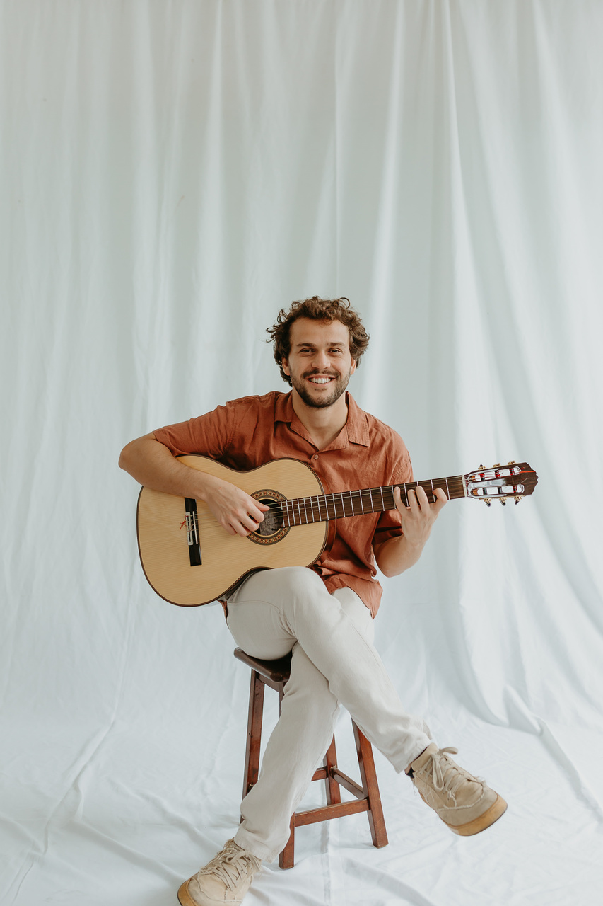 Theo Bial homenageia Chico Buarque em álbum ousado