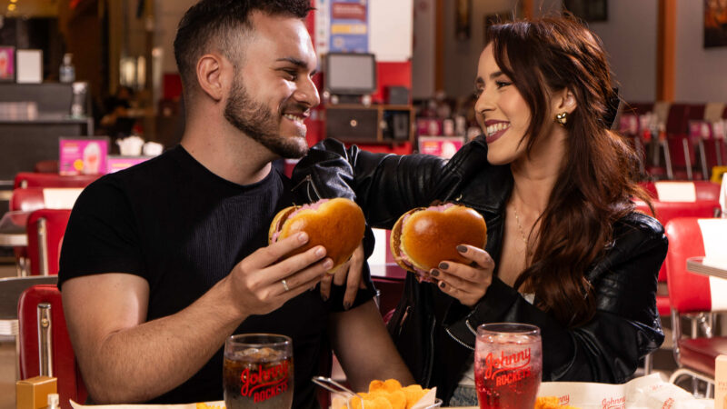 Johnny Rockets celebra o amor no Dia dos Namorados