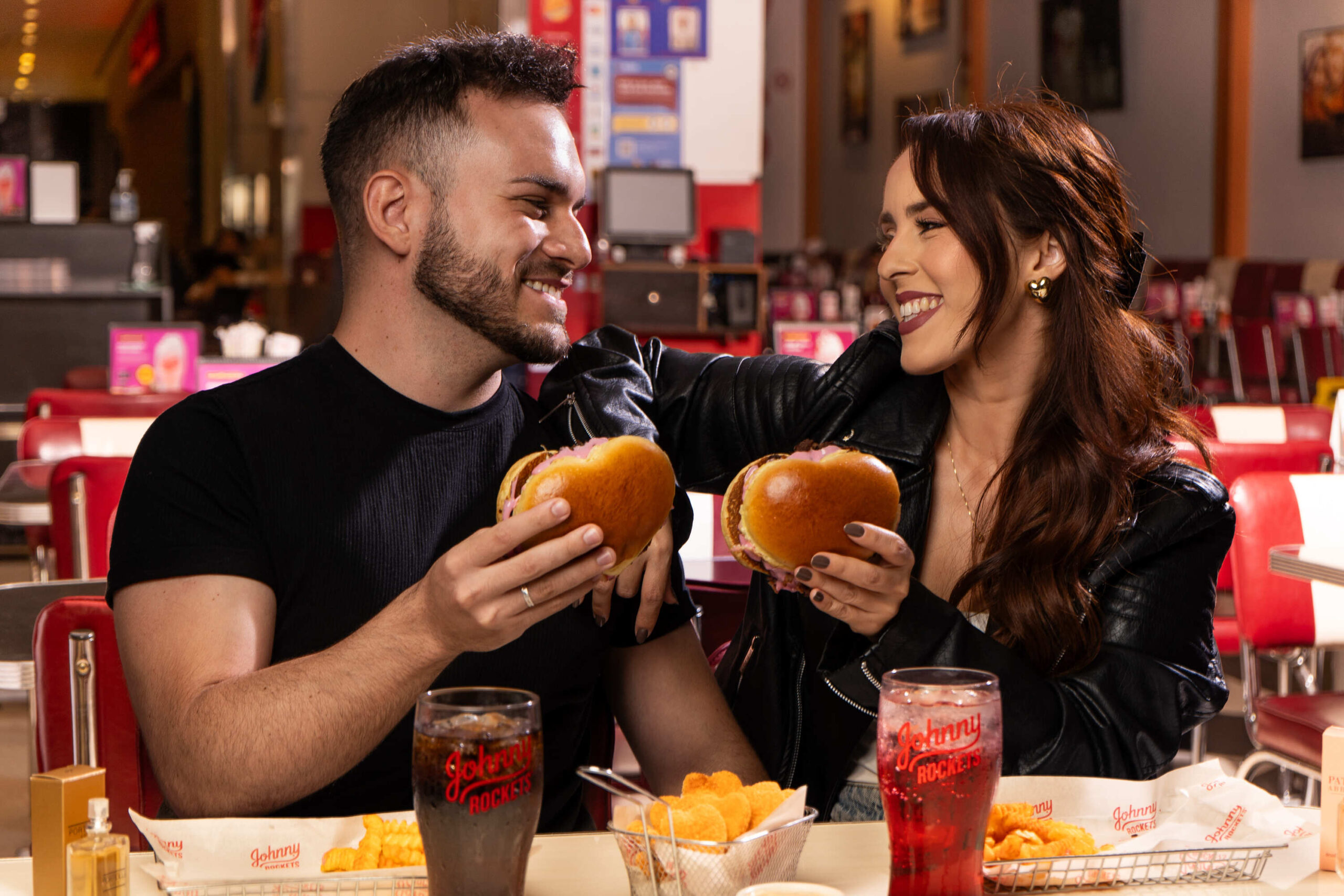 Johnny Rockets celebra o amor no Dia dos Namorados