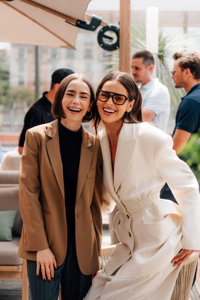Lily-Collins-e-Izabel-Gourlart-em-Roland-Garros-Credito-Bilal-Zagaoui-_boulgates-_2_-_1_-683x1024 Rapidinhas Culturais (08 de junho de 2025)