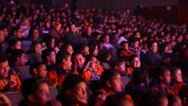 Wicked encanta 500 crianças de Mogi em sessão social
