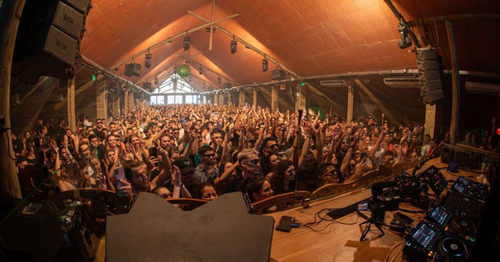 Warung-Beach-Club-e-icone-nacional-com-sede-em-Santa-Catarina-1024x538 Rapidinhas Culturais (13 de junho de 2025)