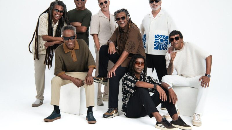 Farofa Carioca volta aos palcos e relança álbum “Moro no Brasil”