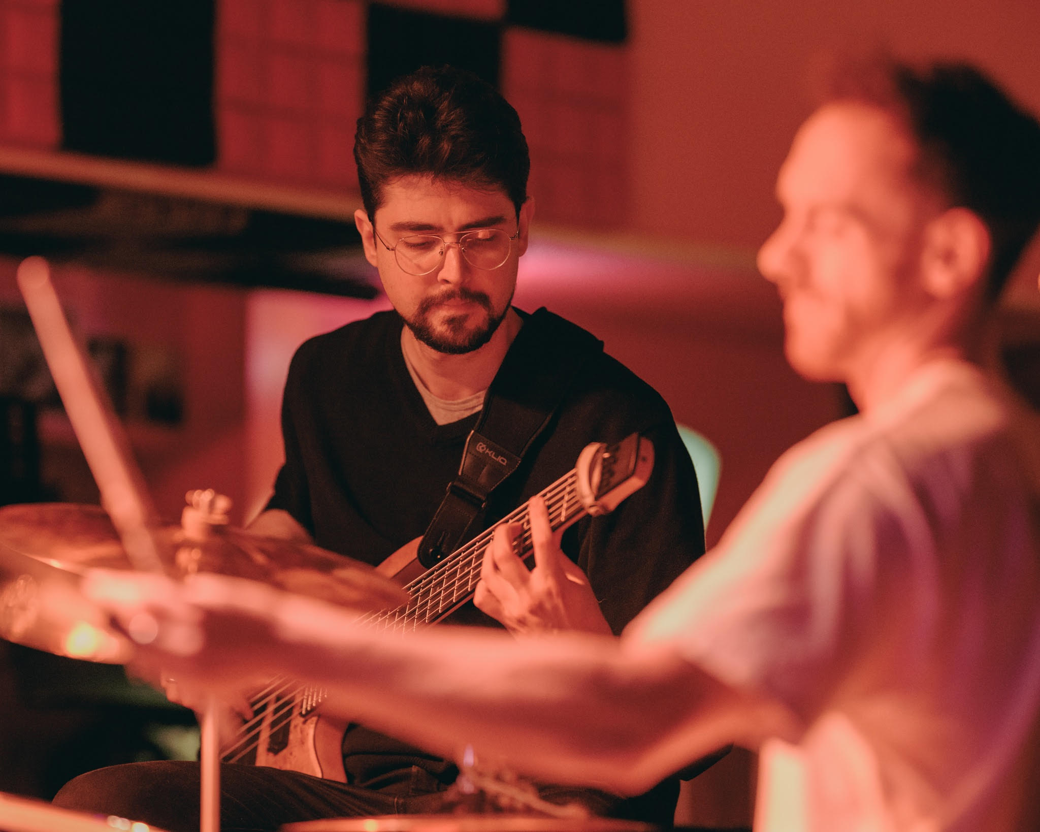Baixista santista lança álbum ao vivo com improviso
