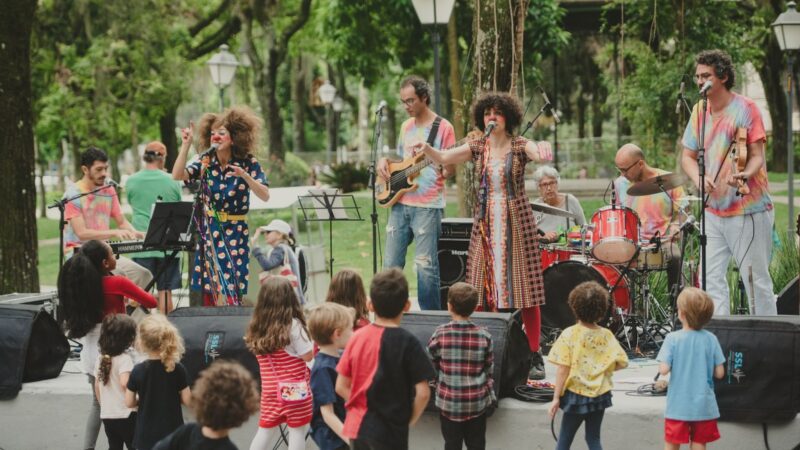 Cucaracha e Theobalda – O Show leva música e palhaçaria às escolas do RJ
