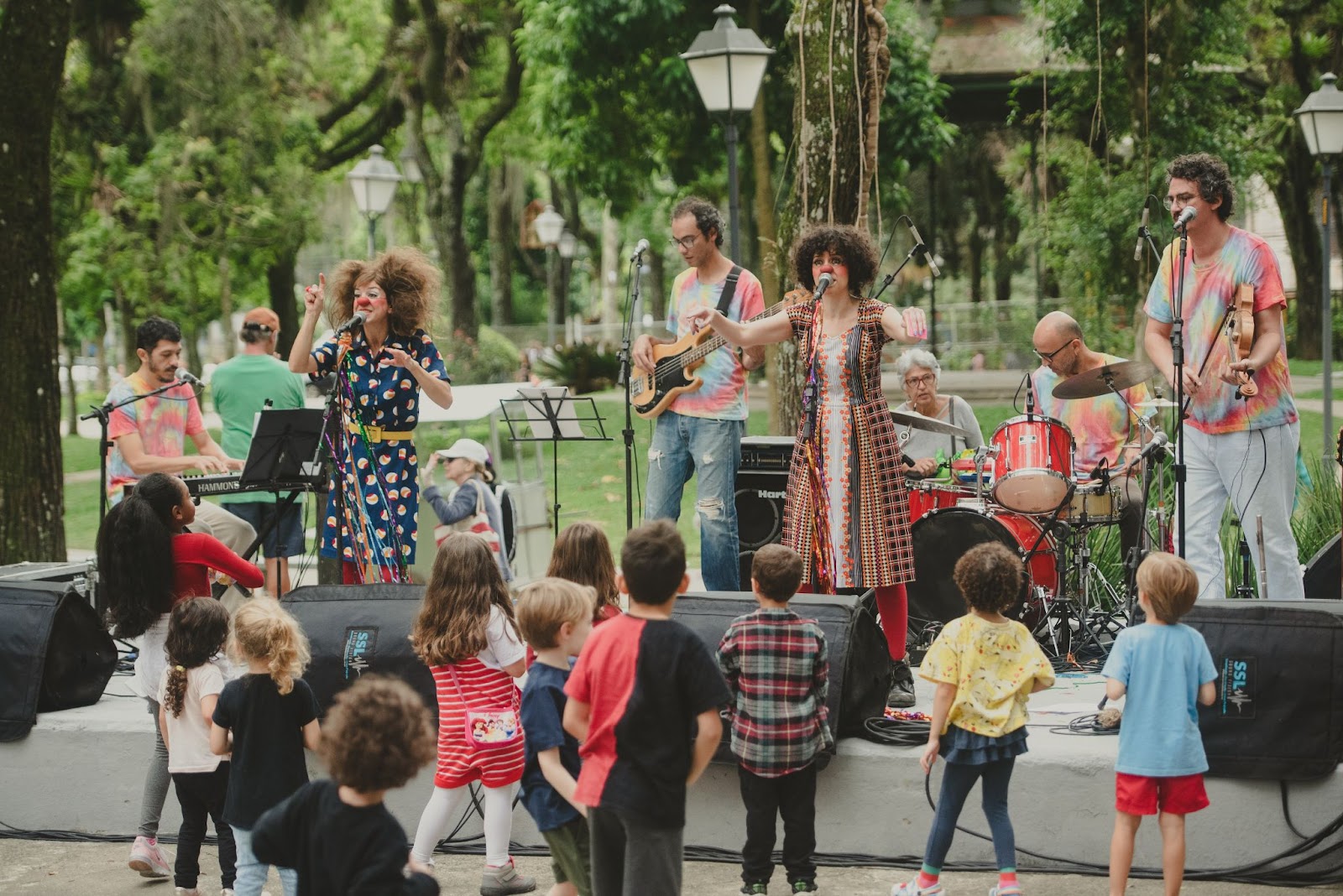 Cucaracha e Theobalda – O Show leva música e palhaçaria às escolas do RJ