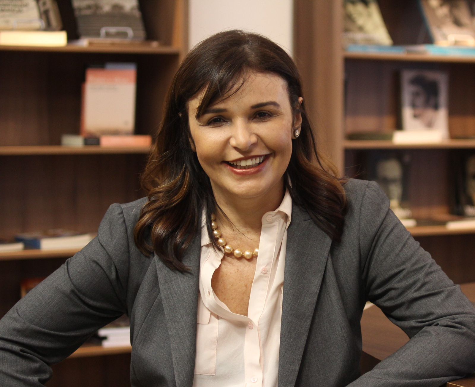 Escritora-promotora Andrea Nunes cria a “Hogwarts do Direito” em thriller universitário