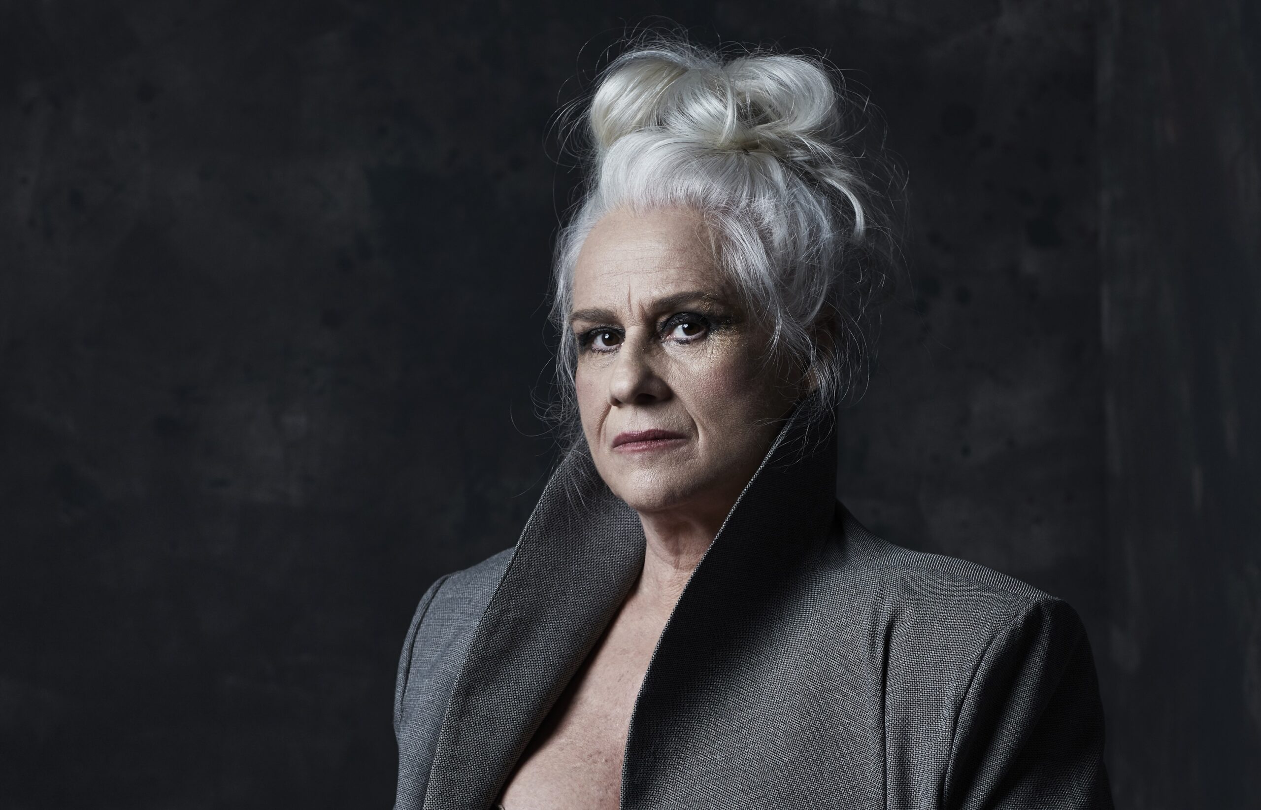 Vera Holtz apresenta “Ficções” no Teatro Goiânia