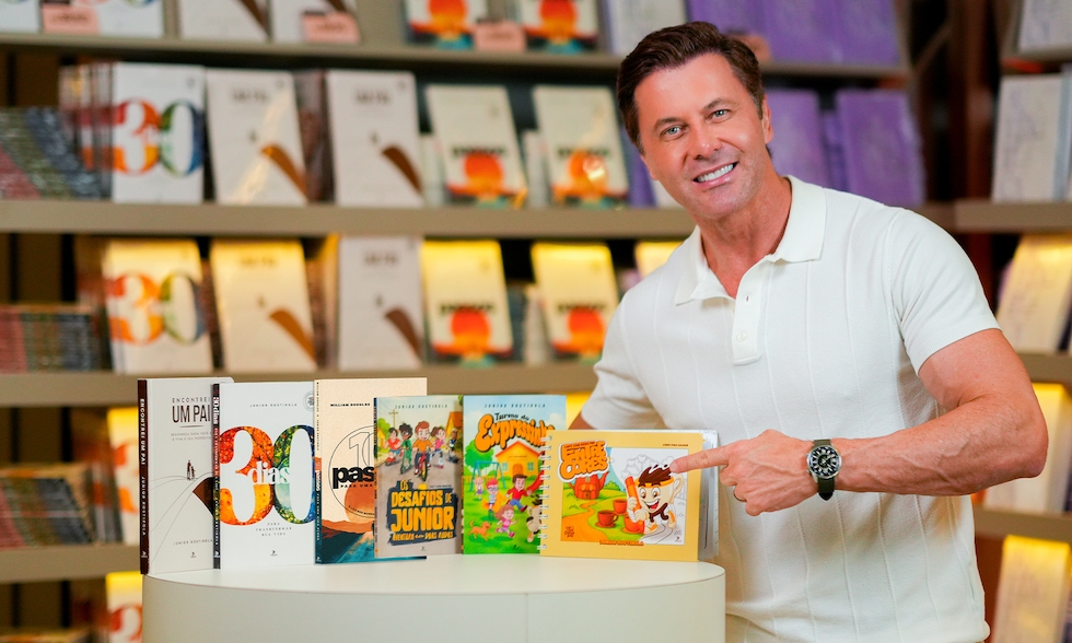 Junior Rostirola celebra fé e sucesso literário