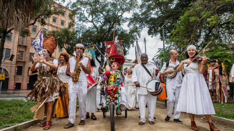 🎭 O Dia Fora do Tempo na Praça da Harmonia celebra arte e ancestralidade