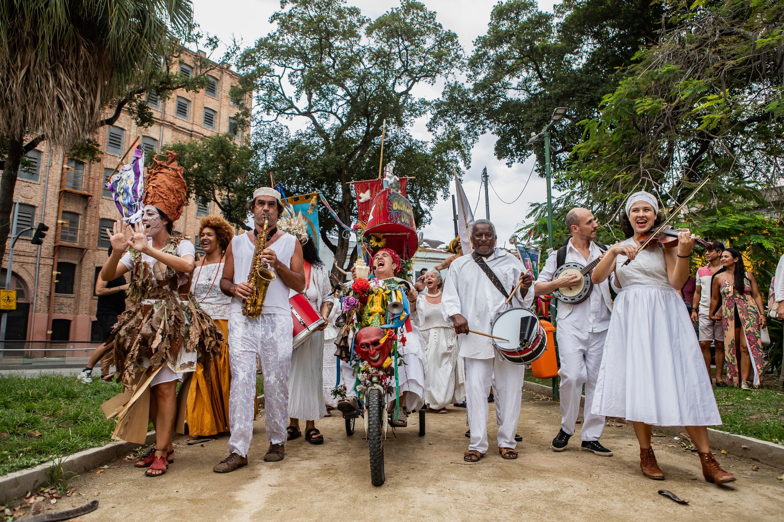 🎭 O Dia Fora do Tempo na Praça da Harmonia celebra arte e ancestralidade