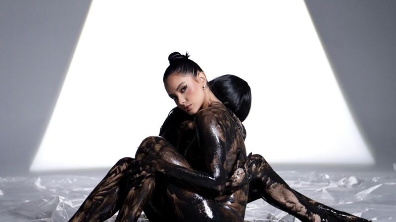 🎵 Júlia Rezende lança álbum Mundo Ao Inverso com confissões e caos