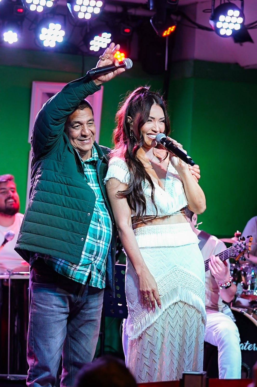 Karinah e Zeca Pagodinho brilham juntos no Bar do Zeca