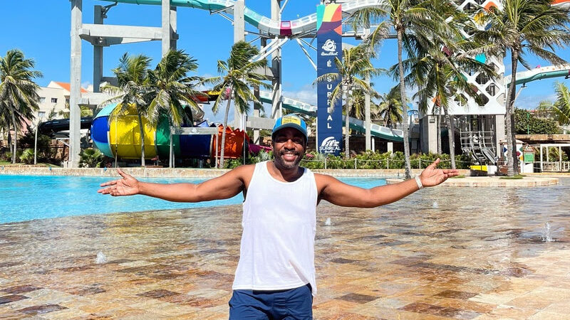 Lázaro Ramos curte férias com filhos no Beach Park