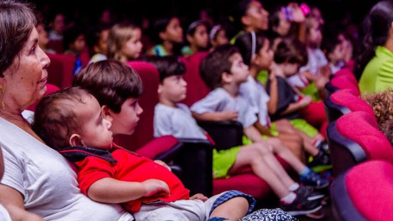 🎭 Caravana Cultural leva crianças ao teatro pela primeira vez em Olinda