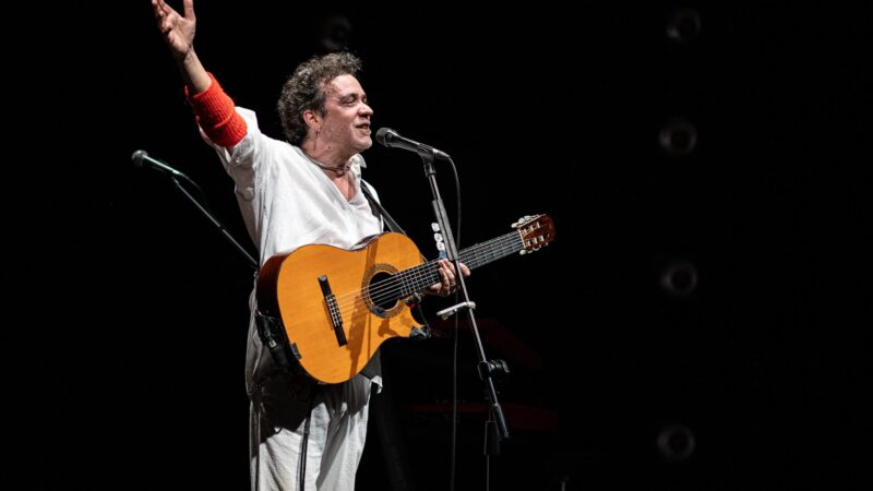 Paulinho Moska faz show gratuito na Baixada Fluminense pelo 90’s Festival