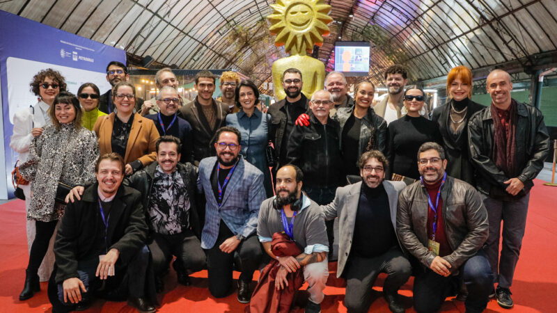 Estrelas brilham no Tapete Vermelho do 53º Festival de Cinema de Gramado para a estreia mundial de Papagaios