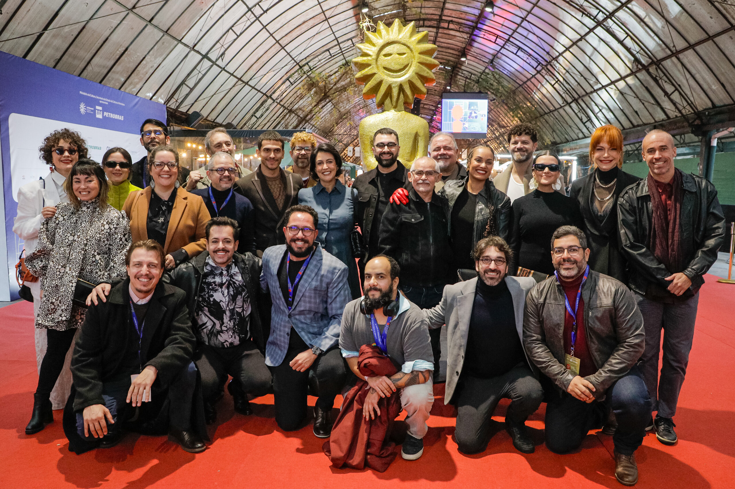 Estrelas brilham no Tapete Vermelho do 53º Festival de Cinema de Gramado para a estreia mundial de Papagaios