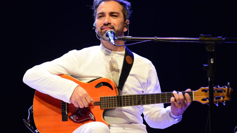 Músico gaúcho retorna às origens em show do Duo Rosa Amarela em Porto Alegre