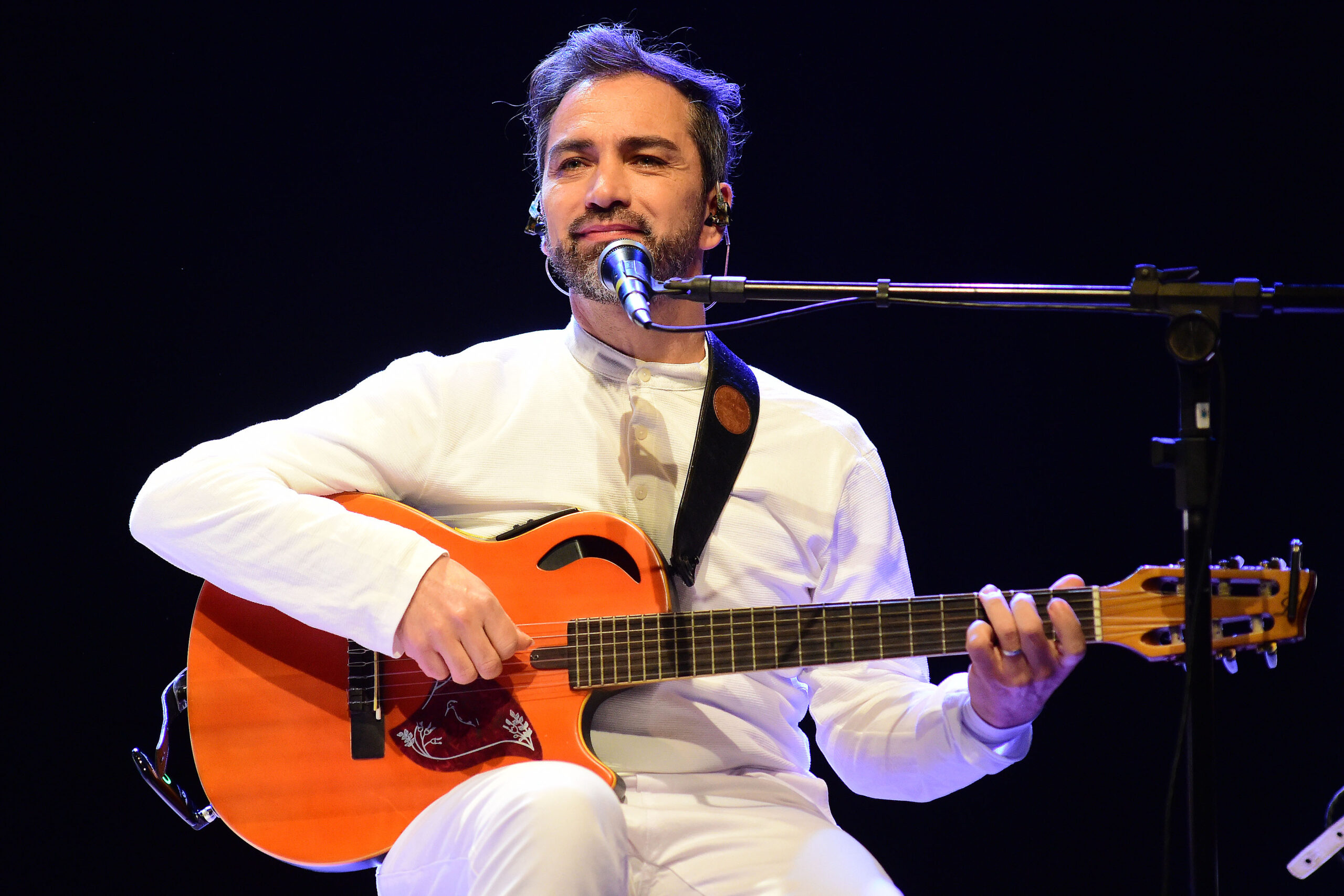 Músico gaúcho retorna às origens em show do Duo Rosa Amarela em Porto Alegre