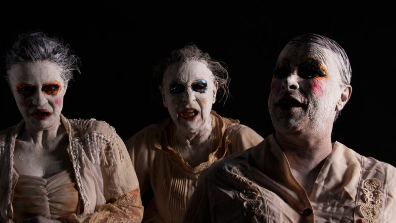 “As Três Velhas” mistura grotesco e melodrama em SP
