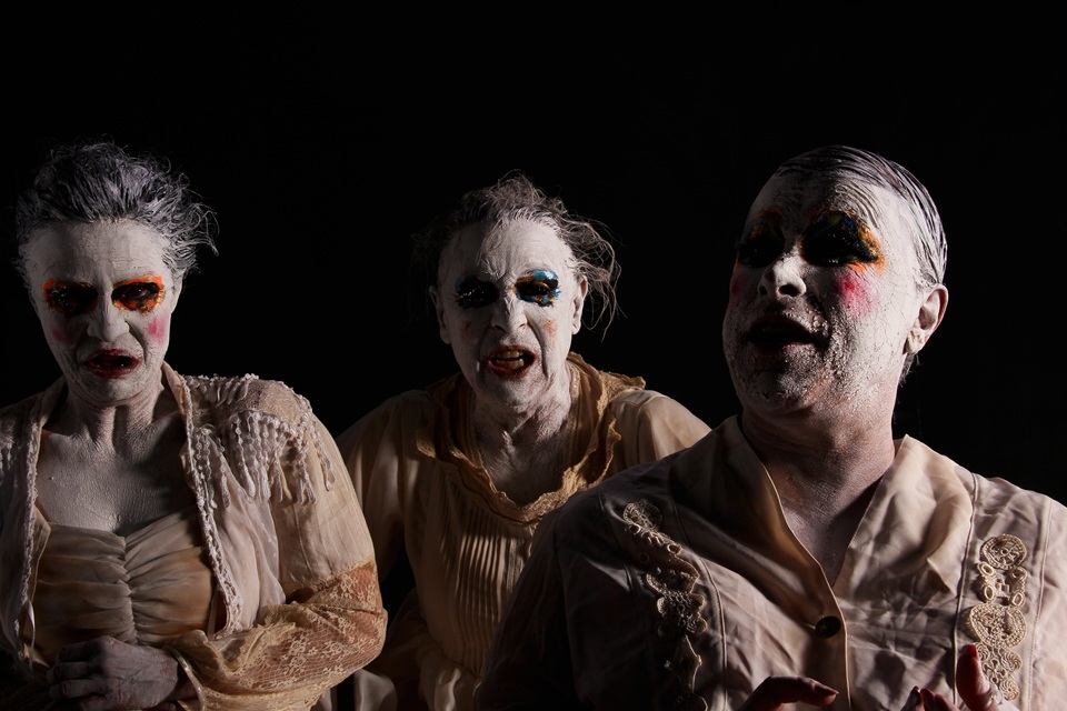 “As Três Velhas” mistura grotesco e melodrama em SP