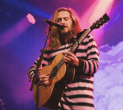 Vitor Kley se apresenta em Caxias do Sul durante Escolha da Rainha e Princesas da Festa da Uva 2026