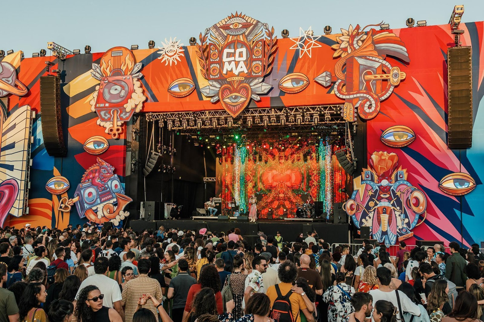 Festival CoMA 2025 em Brasília: ingressos à venda com line-up diverso e programação gratuita para famílias
