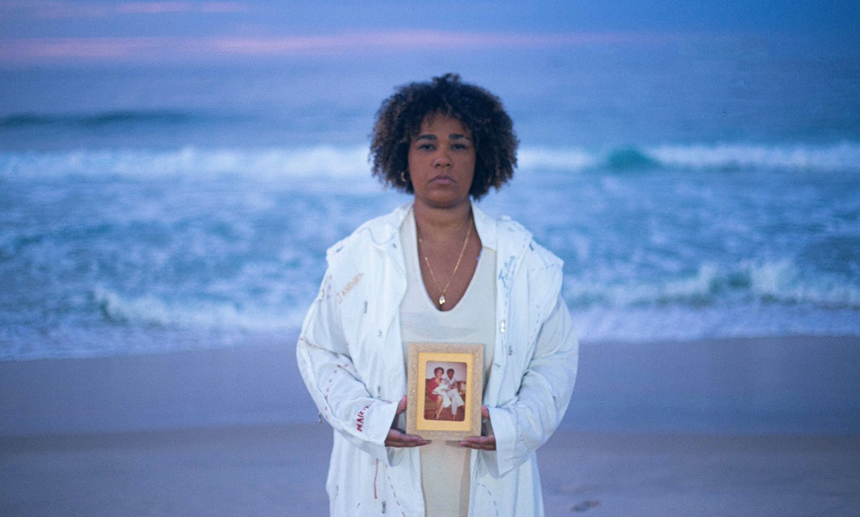 Afra lança EP “Casa Azul” e celebra ancestralidade e recomeços