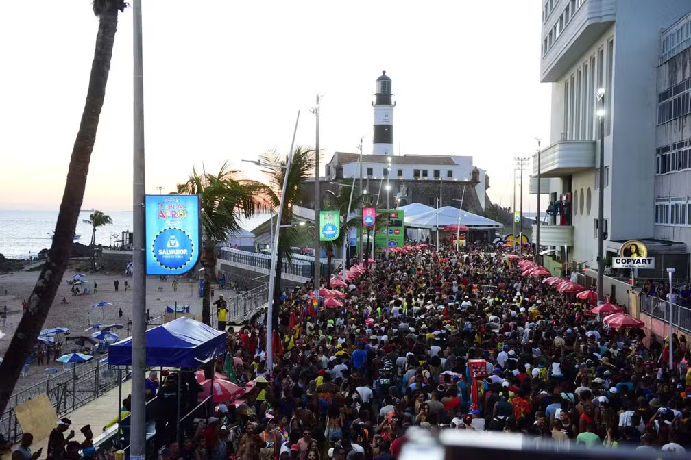 Orgulho LGBT+ Bahia colore a orla de Salvador hoje
