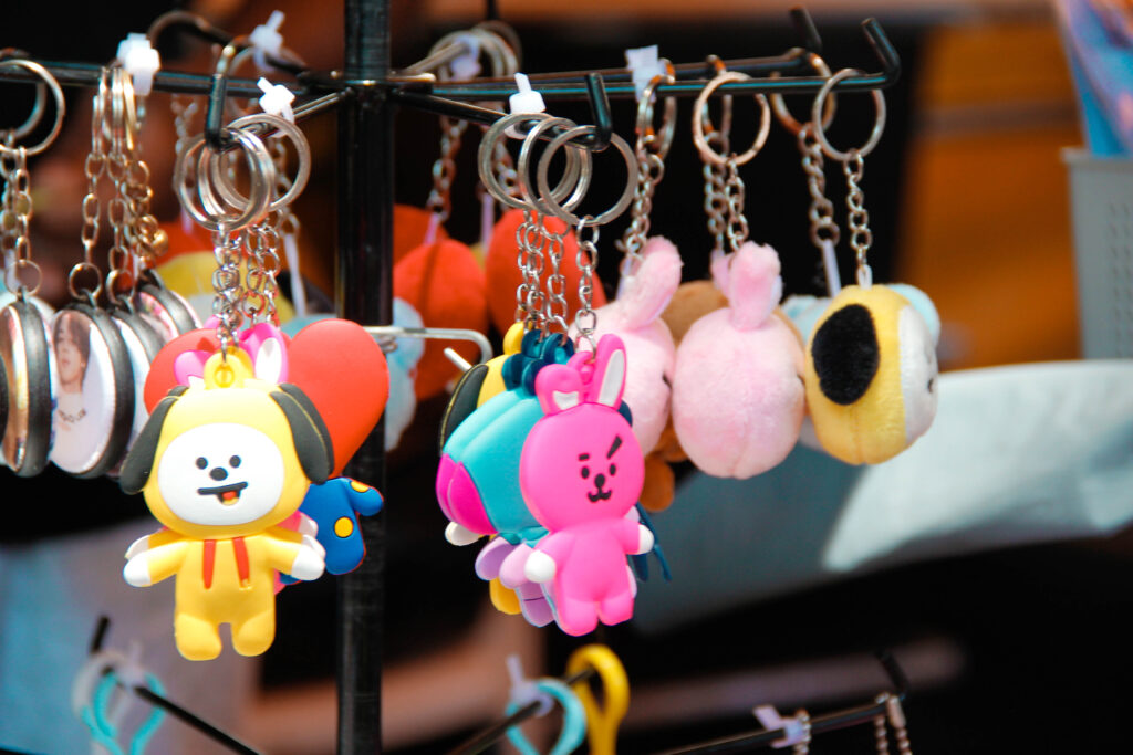 Produtos-de-K-Pop-Creditos-Yumi-Yamashi-1024x683 Rapidinhas Culturais (26 de setembro de 2025)