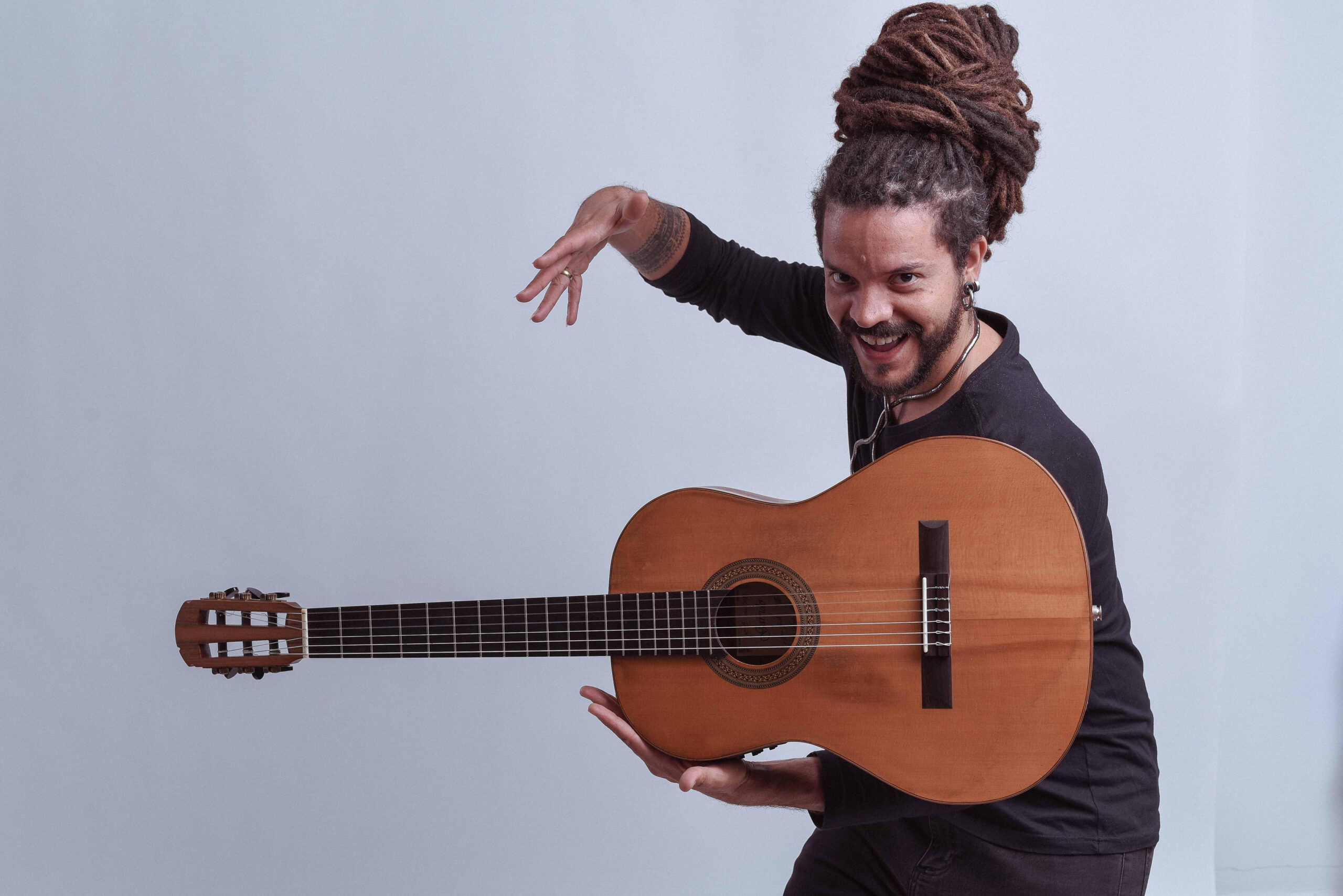 Gui Silveiras apresenta show Saudades de Lá no Sesc Santo Amaro